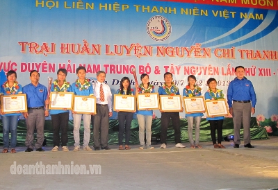 Đ/c Lò Quang Tú - Phó Chủ tịch Hội Liên hiệp thanh niên Việt Nam trao bằng khen cho các trại sinh có thành tích cao tại Trại huấn luyện